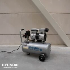 Hyundai 55754 Stille Compressor - 30L - 8bar -Winkel Voor Huishoudelijk Gereedschap d45d2c9d357fa63866407a7bd0db007c